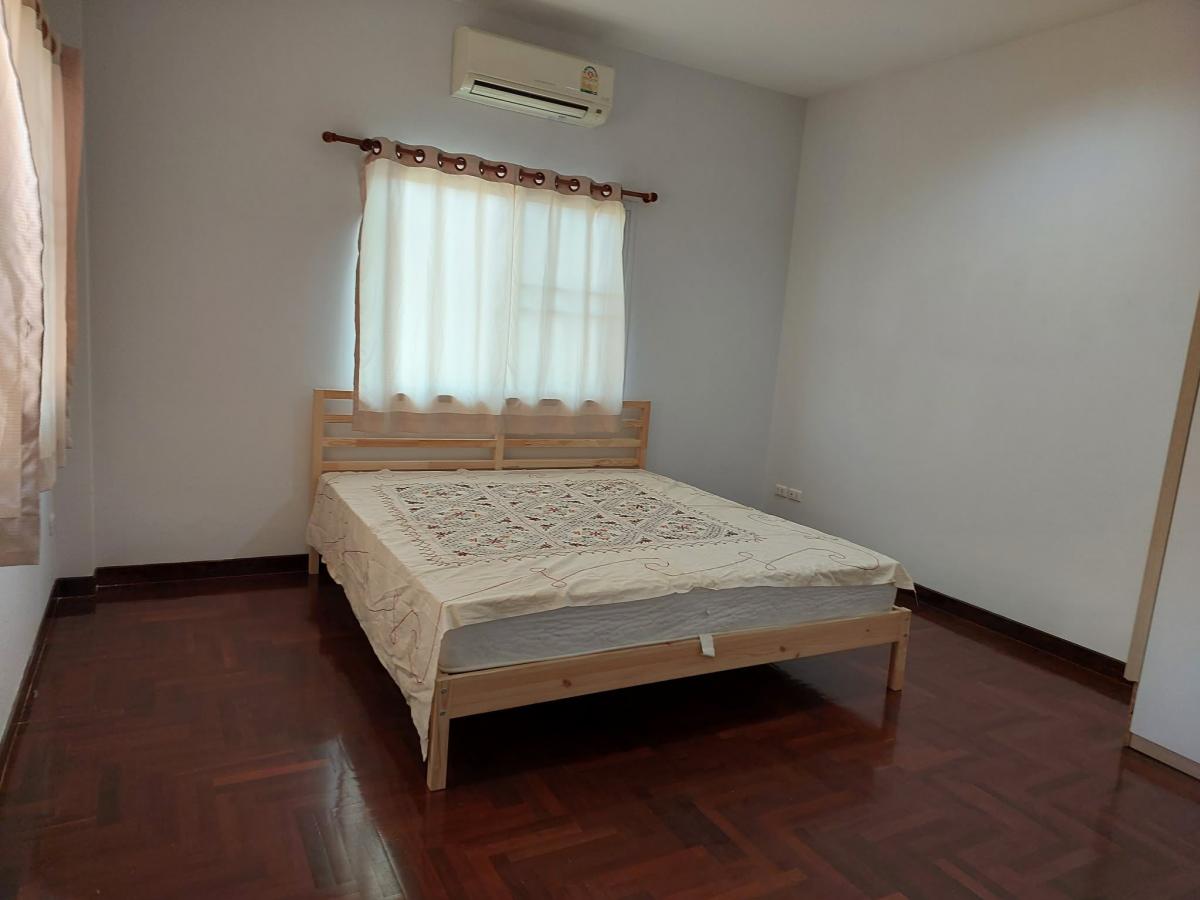 For RentTownhomePattanakan, Srinakarin : Townhome for rent, 4 bedrooms, Yen Akat Soi 2 area. Near Sathorn-Narathiwat, relaxing, with parking for 2 cars.
