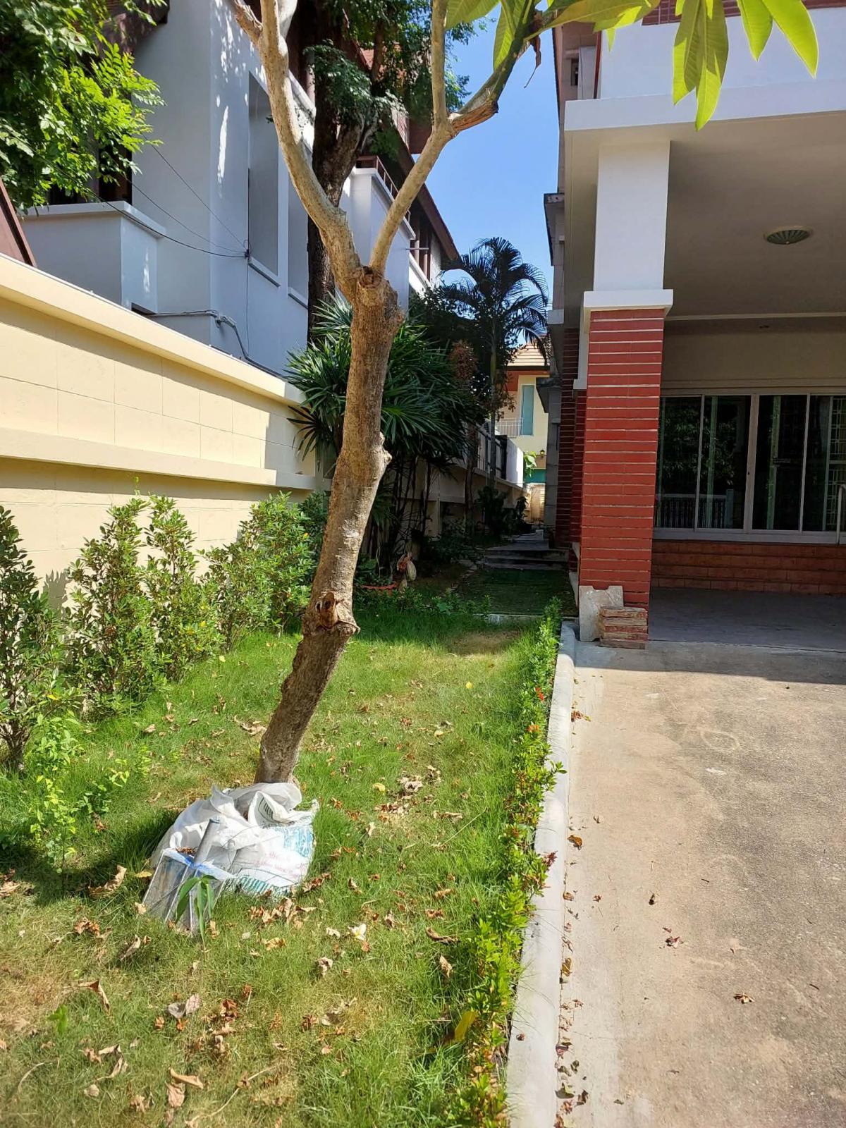 For RentTownhomePattanakan, Srinakarin : Townhome for rent, 4 bedrooms, Yen Akat Soi 2 area. Near Sathorn-Narathiwat, relaxing, with parking for 2 cars.