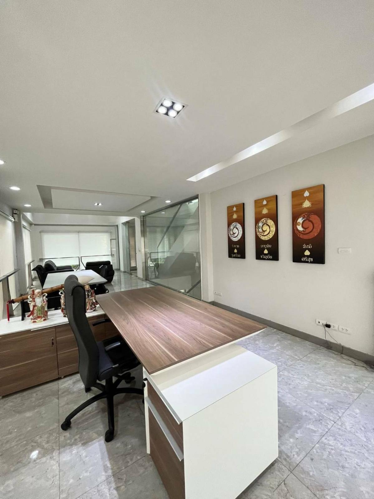 For RentHome OfficeOnnut, Udomsuk : House with 4 bedrooms, 4 bathrooms, with home office on 80 sq m of land. Prime location in On Nut area, rent for only 160,000 baht per month!