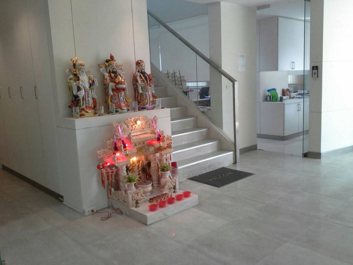 For RentHome OfficeOnnut, Udomsuk : House with 4 bedrooms, 4 bathrooms, with home office on 80 sq m of land. Prime location in On Nut area, rent for only 160,000 baht per month!