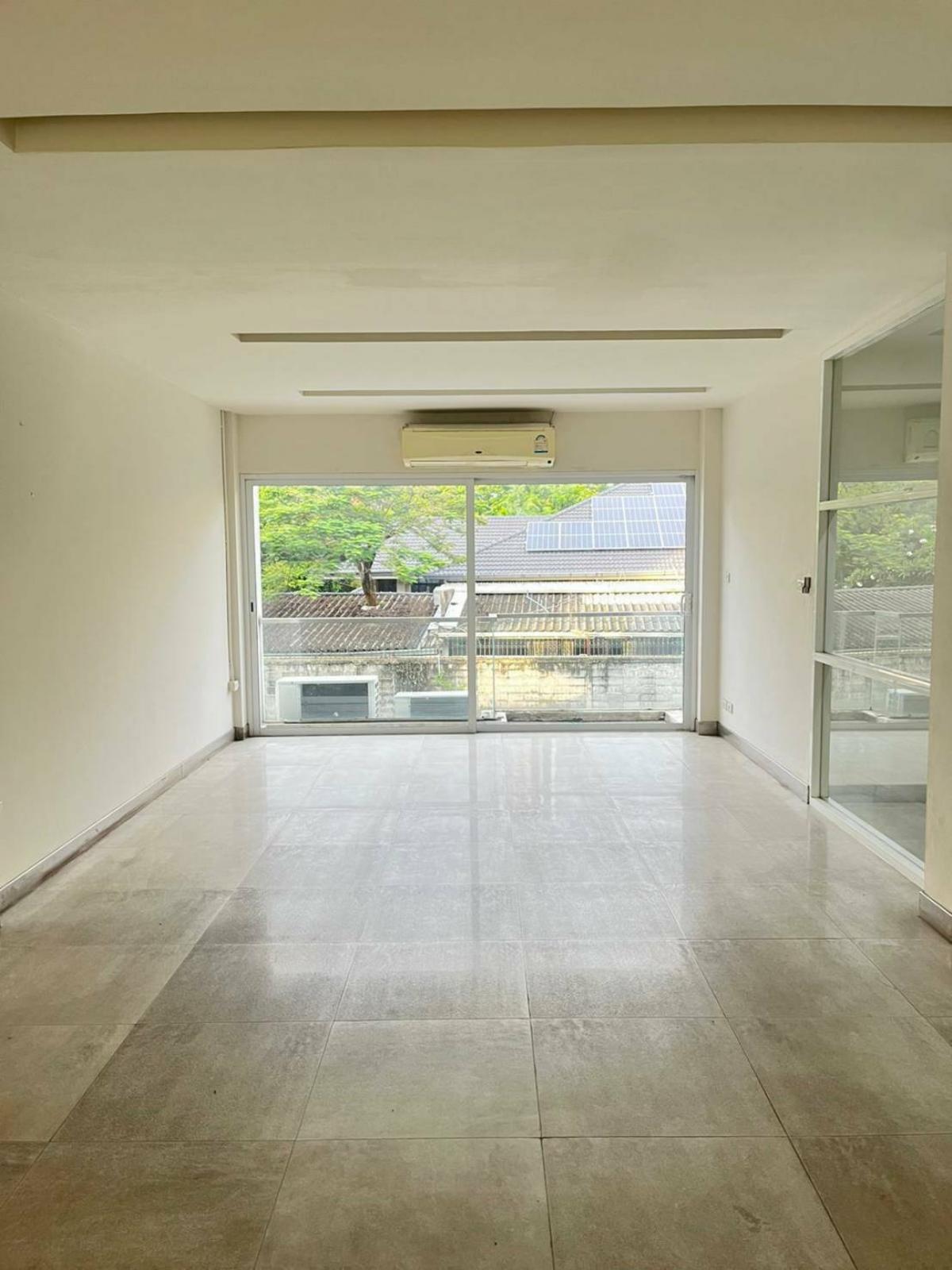 For RentHome OfficeOnnut, Udomsuk : House with 4 bedrooms, 4 bathrooms, with home office on 80 sq m of land. Prime location in On Nut area, rent for only 160,000 baht per month!
