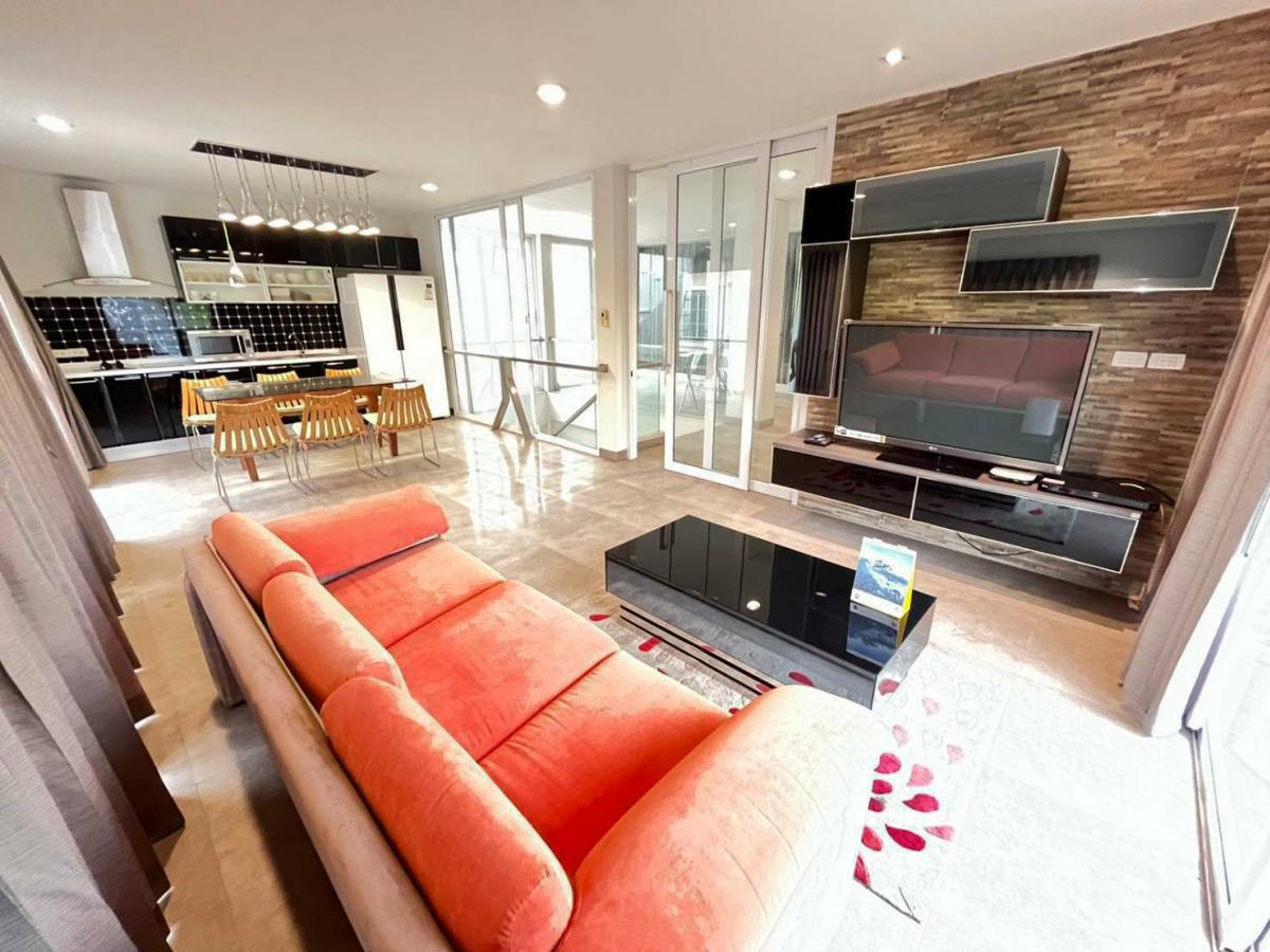 For RentHome OfficeOnnut, Udomsuk : House with 4 bedrooms, 4 bathrooms, with home office on 80 sq m of land. Prime location in On Nut area, rent for only 160,000 baht per month!