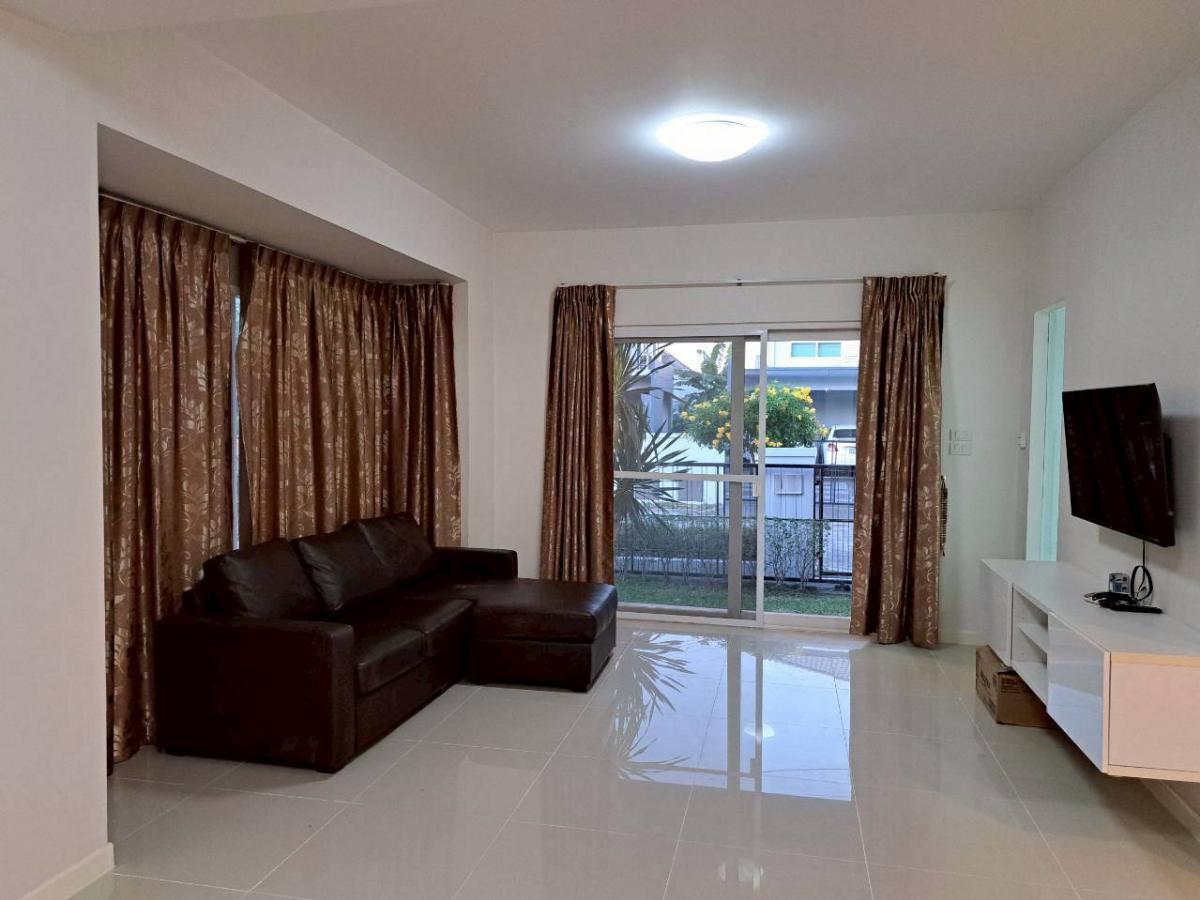 For SaleHouseLadkrabang, Suwannaphum Airport : Beautiful house, 3 bedrooms, 3 bathrooms, on 66 sq m of land, ready to live in the On Nut area. Rent 35,000 baht/month or buy for 6.4 million. If interested, contact now!