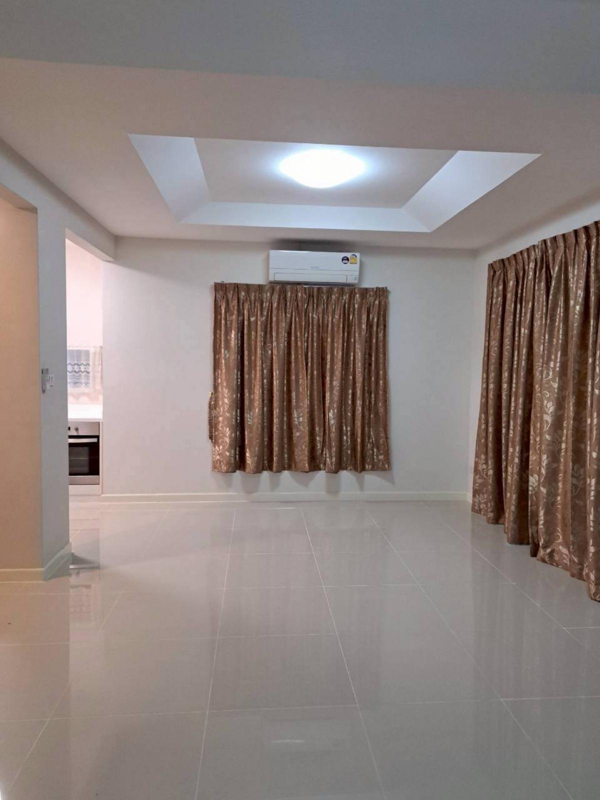 For SaleHouseLadkrabang, Suwannaphum Airport : Beautiful house, 3 bedrooms, 3 bathrooms, on 66 sq m of land, ready to live in the On Nut area. Rent 35,000 baht/month or buy for 6.4 million. If interested, contact now!