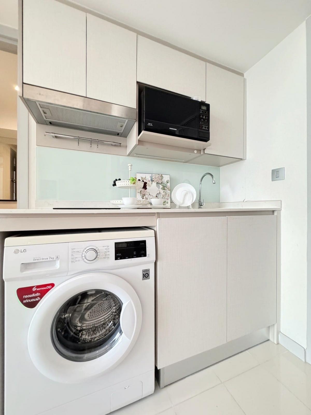 For SaleCondoSathorn, Narathiwat : Luxury condo in the heart of Sathorn, 2 bedrooms, near Chong Nonsi BTS. Price only 6.5 million with complete facilities!