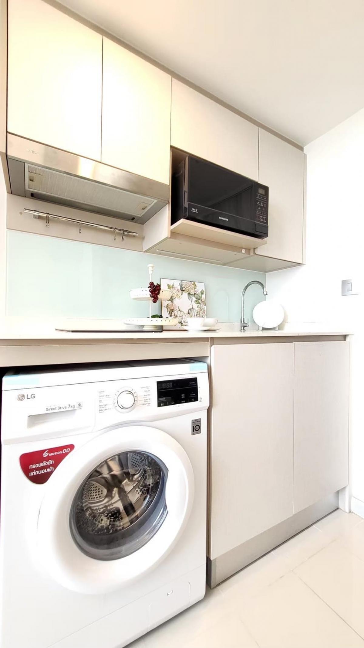 For SaleCondoSathorn, Narathiwat : Luxury condo in the heart of Sathorn, 2 bedrooms, near Chong Nonsi BTS. Price only 6.5 million with complete facilities!