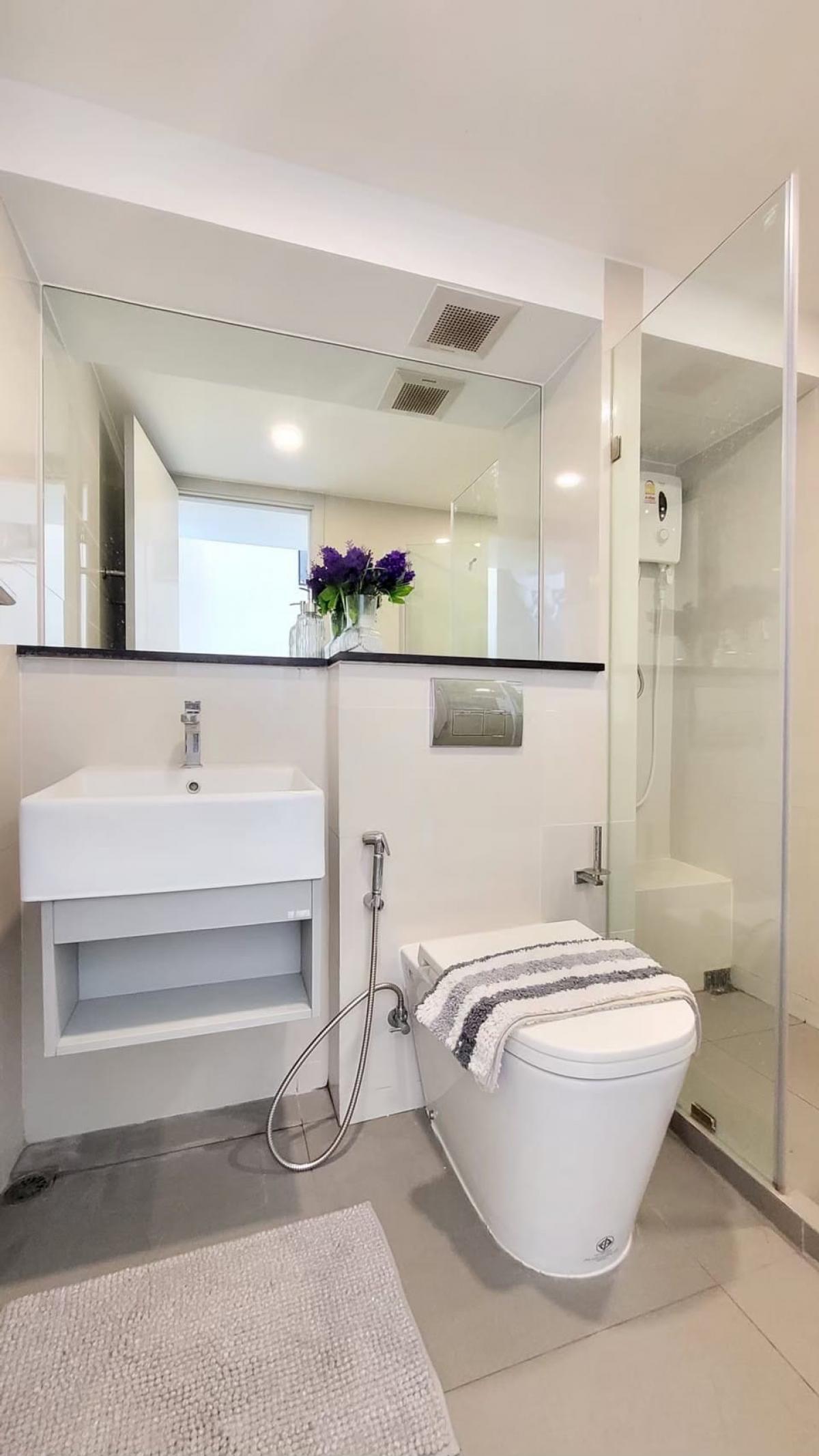 For SaleCondoSathorn, Narathiwat : Luxury condo in the heart of Sathorn, 2 bedrooms, near Chong Nonsi BTS. Price only 6.5 million with complete facilities!