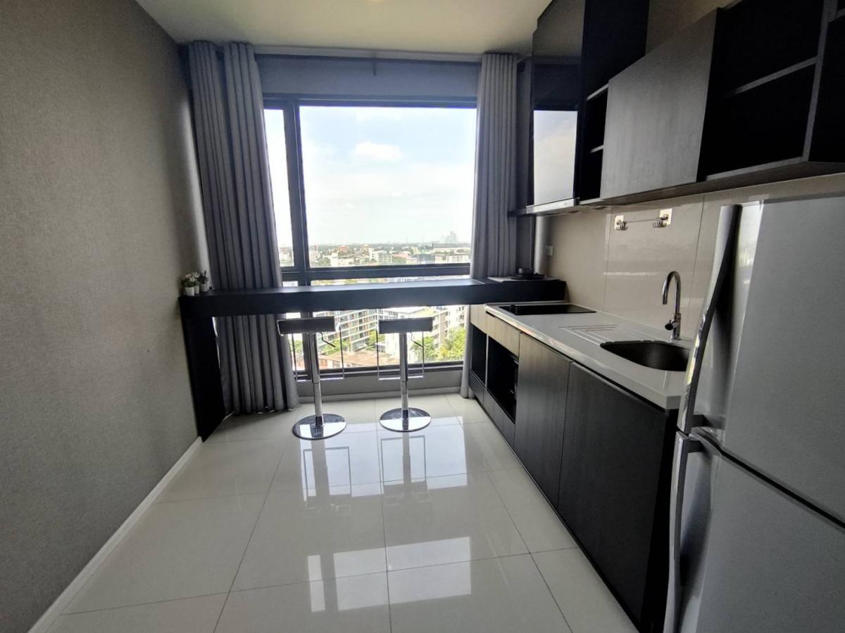 For RentCondoOnnut, Udomsuk : Rent a condo at RHYTHM Sukhumvit 44/1 near BTS Phra Khanong1 bedroom, 45 sq.m. for only 25,000 THB/month with a beautiful view of the infinity pool!