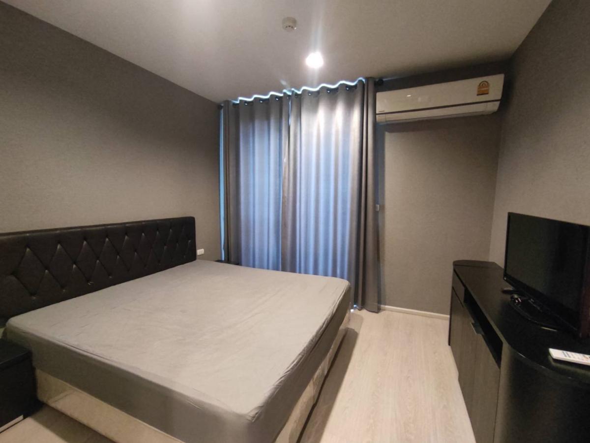 For RentCondoOnnut, Udomsuk : Rent a condo at RHYTHM Sukhumvit 44/1 near BTS Phra Khanong1 bedroom, 45 sq.m. for only 25,000 THB/month with a beautiful view of the infinity pool!