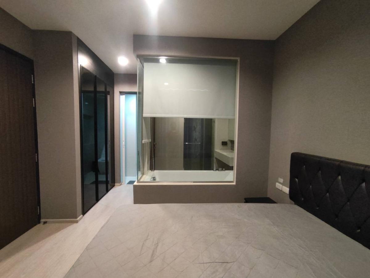 For RentCondoOnnut, Udomsuk : Rent a condo at RHYTHM Sukhumvit 44/1 near BTS Phra Khanong1 bedroom, 45 sq.m. for only 25,000 THB/month with a beautiful view of the infinity pool!