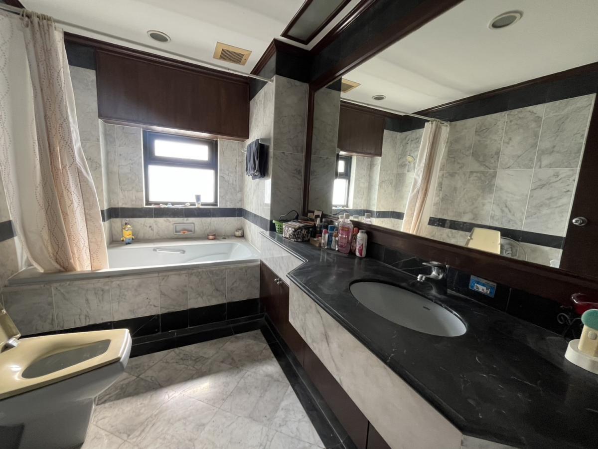 For RentCondoSathorn, Narathiwat : Stunning room! 3 bedrooms, 3 bathrooms, size 137 sq.m., in the heart of Sathorn for only 65,000 THB/month.Connected to BTS/MRT Sala Daeng – with complete facilities!