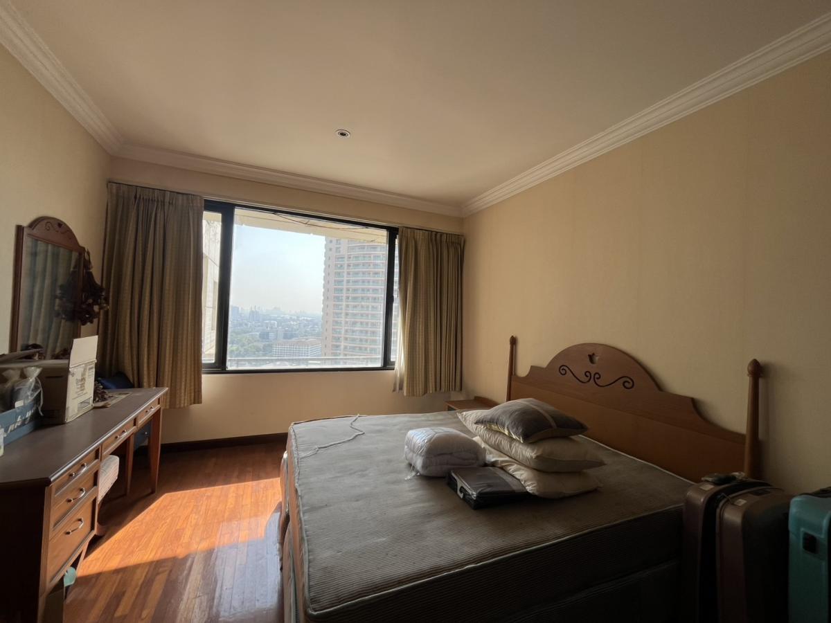 For RentCondoSathorn, Narathiwat : Stunning room! 3 bedrooms, 3 bathrooms, size 137 sq.m., in the heart of Sathorn for only 65,000 THB/month.Connected to BTS/MRT Sala Daeng – with complete facilities!