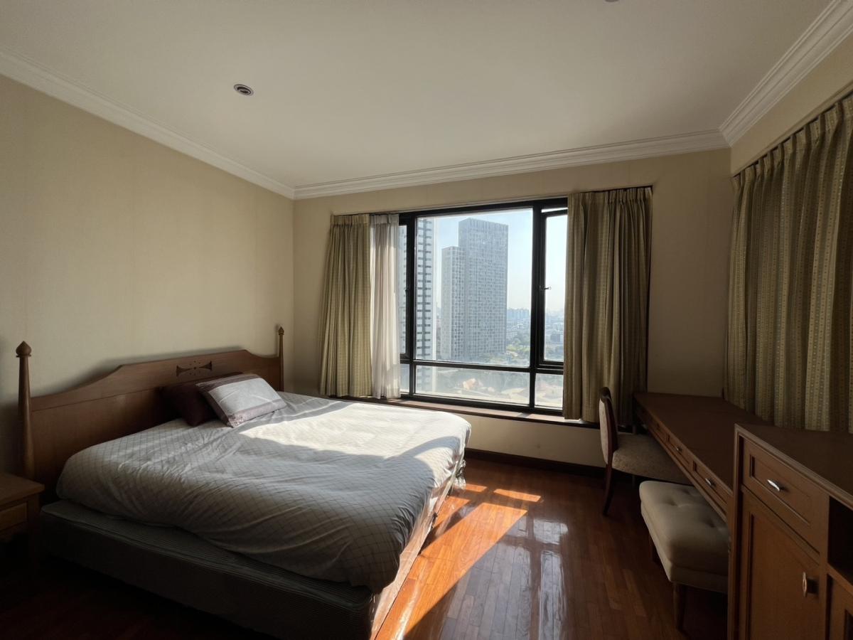 For RentCondoSathorn, Narathiwat : Stunning room! 3 bedrooms, 3 bathrooms, size 137 sq.m., in the heart of Sathorn for only 65,000 THB/month.Connected to BTS/MRT Sala Daeng – with complete facilities!