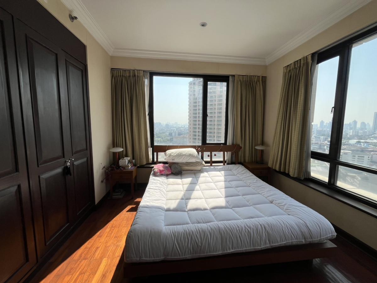 For RentCondoSathorn, Narathiwat : Stunning room! 3 bedrooms, 3 bathrooms, size 137 sq.m., in the heart of Sathorn for only 65,000 THB/month.Connected to BTS/MRT Sala Daeng – with complete facilities!