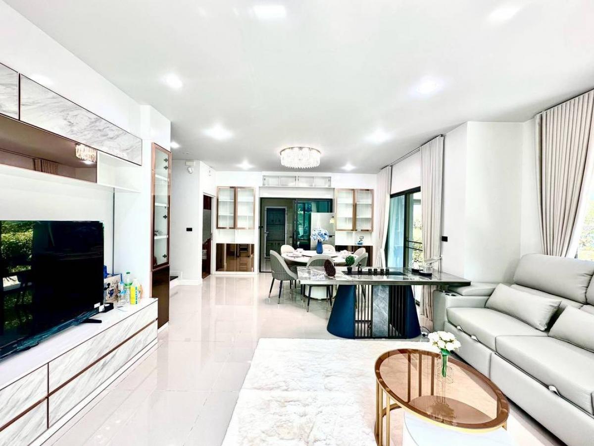 For RentHousePattanakan, Srinakarin : For rent, luxury house, 5 bedrooms, fully furnished, Krungthep Kreetha 2 Wide area 300 sq m, near international schools, starting at 150,000 baht/month.