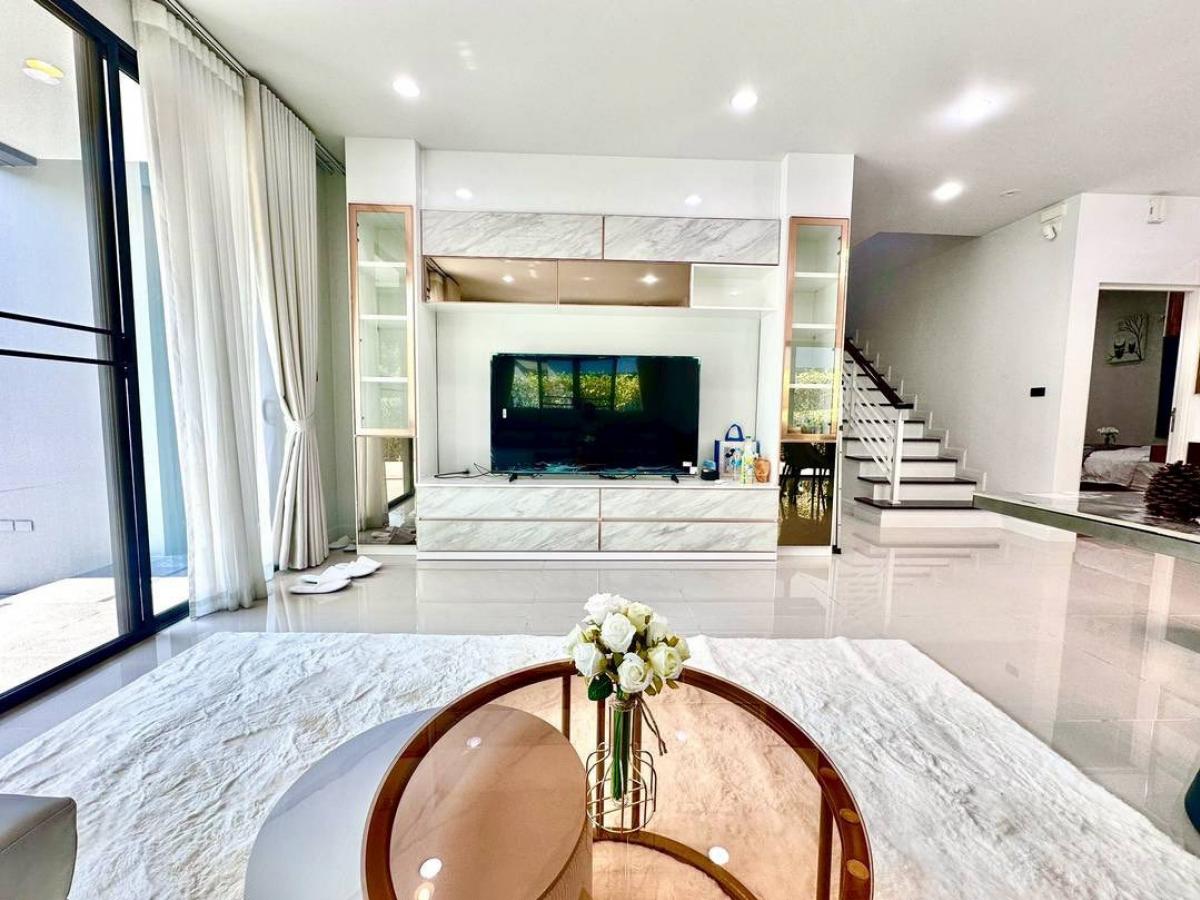 For RentHousePattanakan, Srinakarin : For rent, luxury house, 5 bedrooms, fully furnished, Krungthep Kreetha 2 Wide area 300 sq m, near international schools, starting at 150,000 baht/month.