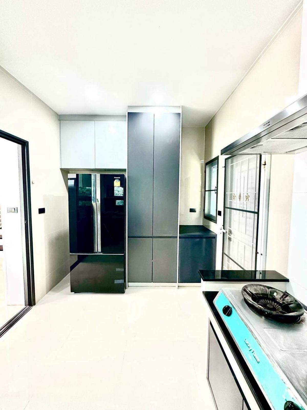 For RentHousePattanakan, Srinakarin : For rent, luxury house, 5 bedrooms, fully furnished, Krungthep Kreetha 2 Wide area 300 sq m, near international schools, starting at 150,000 baht/month.