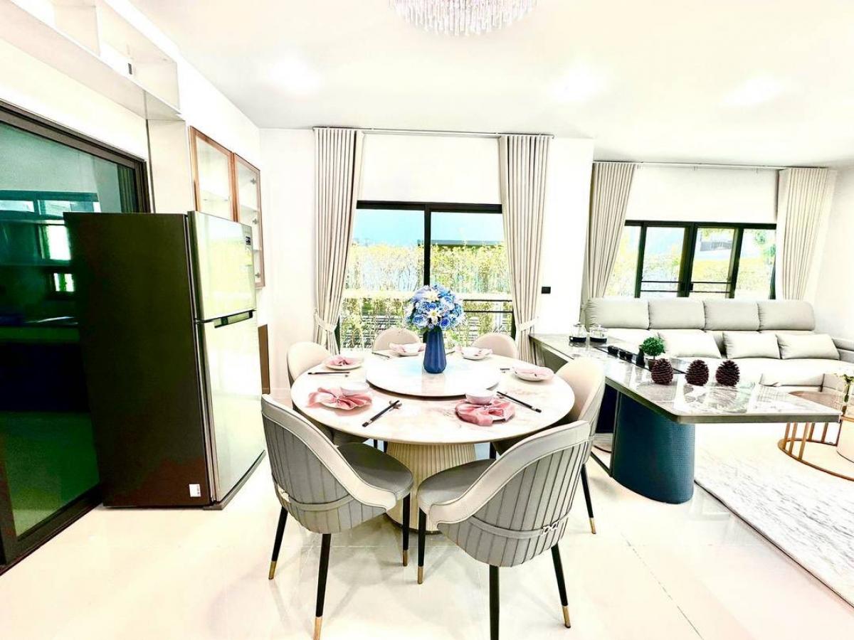 For RentHousePattanakan, Srinakarin : For rent, luxury house, 5 bedrooms, fully furnished, Krungthep Kreetha 2 Wide area 300 sq m, near international schools, starting at 150,000 baht/month.