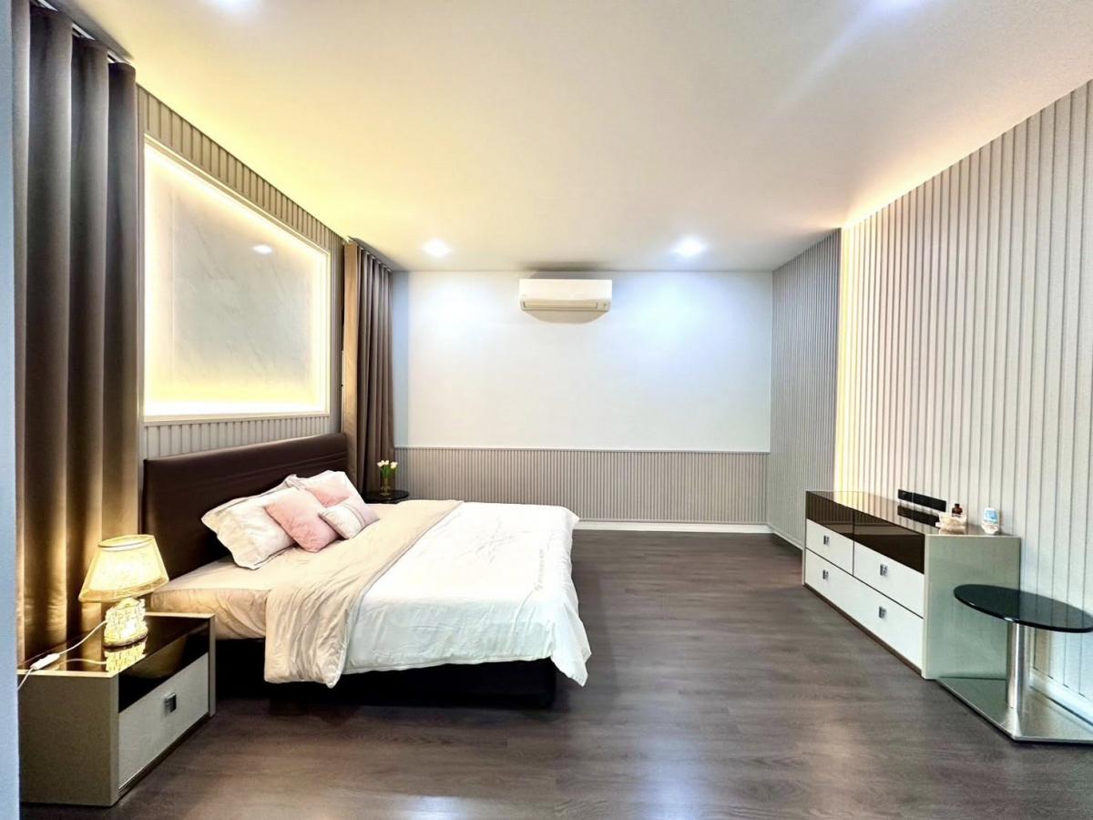 For RentHousePattanakan, Srinakarin : For rent, luxury house, 5 bedrooms, fully furnished, Krungthep Kreetha 2 Wide area 300 sq m, near international schools, starting at 150,000 baht/month.