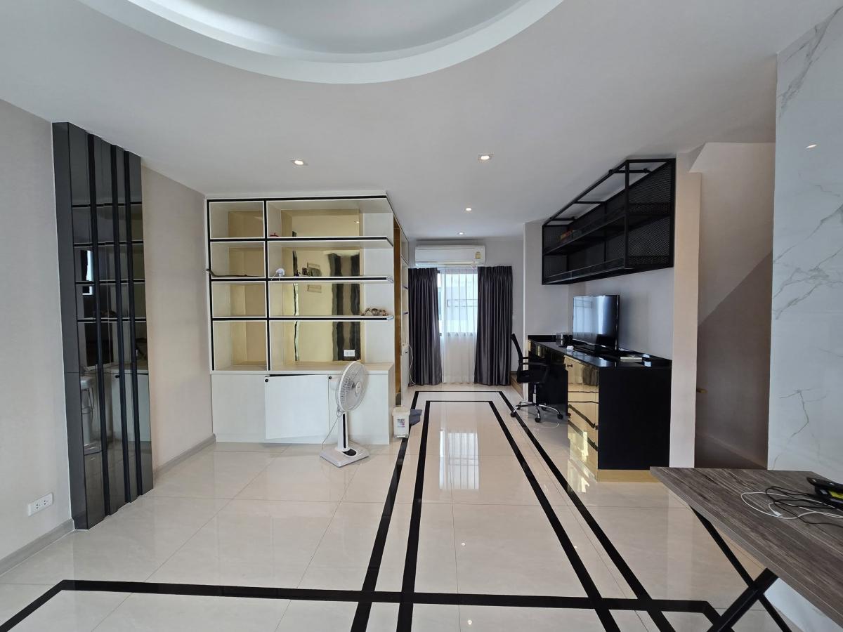 For RentOfficeKaset Nawamin,Ladplakao : Single house, 3 bedrooms, 3 bathrooms, District Ekkamai-Ramintra Rent 55,000 baht with usable area 172 sq m. near Lat Phrao intersection!