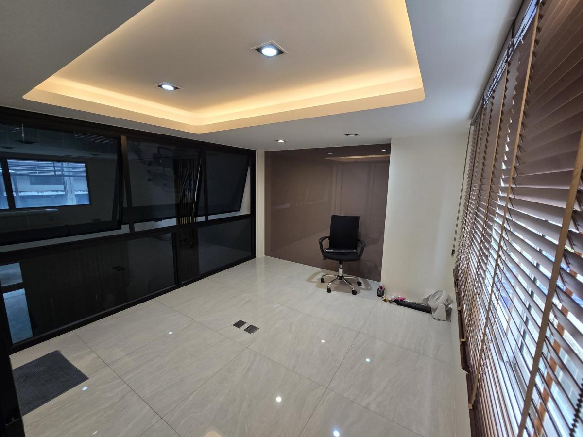 For RentOfficeKaset Nawamin,Ladplakao : Single house, 3 bedrooms, 3 bathrooms, District Ekkamai-Ramintra Rent 55,000 baht with usable area 172 sq m. near Lat Phrao intersection!