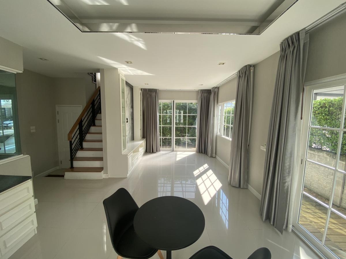 ให้เช่าทาวน์โฮมลาดพร้าว เซ็นทรัลลาดพร้าว : 28/02/2026, บ้านเดี่ยว 3 ห้องนอน สุขสบาย ใจกลางรัชดา เพดานสูงโปร่ง พร้อมฟิตเนสส่วนตัว เดอะ เอทท์ จตุจักร-รัชดา 27.5 ตรว. ระบบอัตโนมัติ รั้วรอบสูง ปลอดภัยทุกวัน