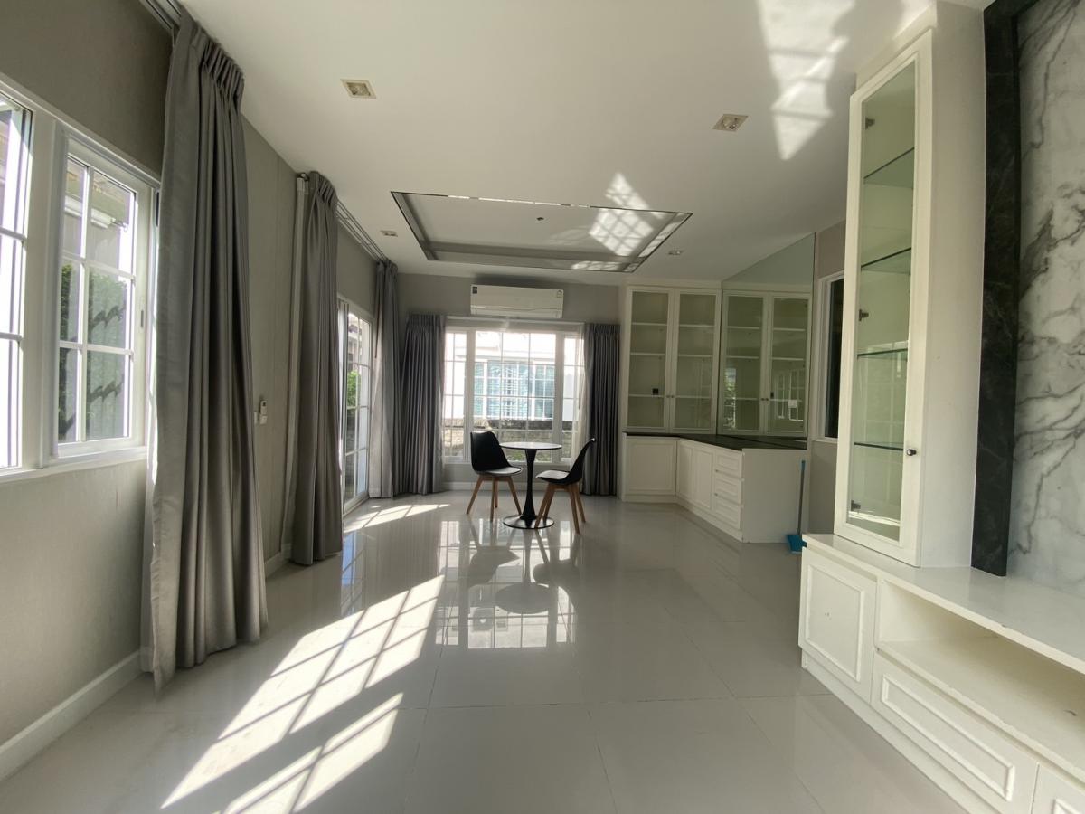 ให้เช่าทาวน์โฮมลาดพร้าว เซ็นทรัลลาดพร้าว : 28/02/2026, บ้านเดี่ยว 3 ห้องนอน สุขสบาย ใจกลางรัชดา เพดานสูงโปร่ง พร้อมฟิตเนสส่วนตัว เดอะ เอทท์ จตุจักร-รัชดา 27.5 ตรว. ระบบอัตโนมัติ รั้วรอบสูง ปลอดภัยทุกวัน