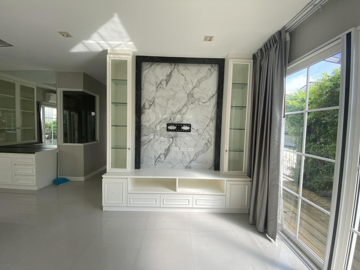 ให้เช่าทาวน์โฮมลาดพร้าว เซ็นทรัลลาดพร้าว : 28/02/2026, บ้านเดี่ยว 3 ห้องนอน สุขสบาย ใจกลางรัชดา เพดานสูงโปร่ง พร้อมฟิตเนสส่วนตัว เดอะ เอทท์ จตุจักร-รัชดา 27.5 ตรว. ระบบอัตโนมัติ รั้วรอบสูง ปลอดภัยทุกวัน