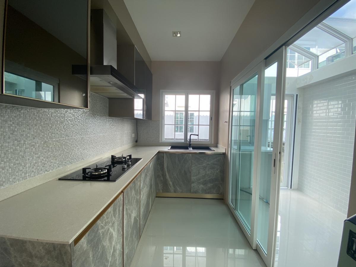 ให้เช่าทาวน์โฮมลาดพร้าว เซ็นทรัลลาดพร้าว : 28/02/2026, บ้านเดี่ยว 3 ห้องนอน สุขสบาย ใจกลางรัชดา เพดานสูงโปร่ง พร้อมฟิตเนสส่วนตัว เดอะ เอทท์ จตุจักร-รัชดา 27.5 ตรว. ระบบอัตโนมัติ รั้วรอบสูง ปลอดภัยทุกวัน