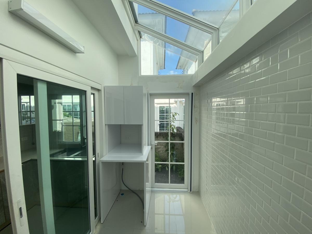 ให้เช่าทาวน์โฮมลาดพร้าว เซ็นทรัลลาดพร้าว : 28/02/2026, บ้านเดี่ยว 3 ห้องนอน สุขสบาย ใจกลางรัชดา เพดานสูงโปร่ง พร้อมฟิตเนสส่วนตัว เดอะ เอทท์ จตุจักร-รัชดา 27.5 ตรว. ระบบอัตโนมัติ รั้วรอบสูง ปลอดภัยทุกวัน