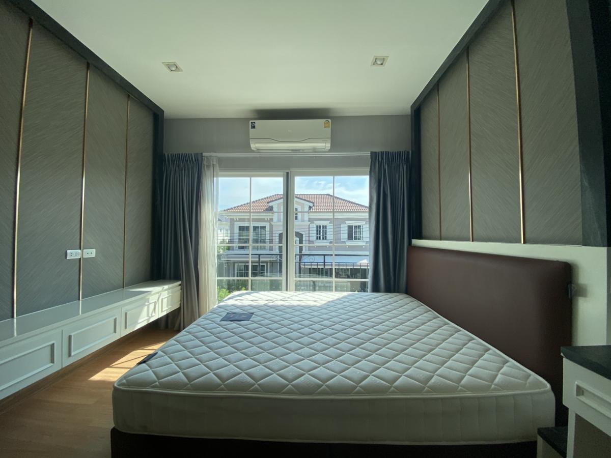 ให้เช่าทาวน์โฮมลาดพร้าว เซ็นทรัลลาดพร้าว : 28/02/2026, บ้านเดี่ยว 3 ห้องนอน สุขสบาย ใจกลางรัชดา เพดานสูงโปร่ง พร้อมฟิตเนสส่วนตัว เดอะ เอทท์ จตุจักร-รัชดา 27.5 ตรว. ระบบอัตโนมัติ รั้วรอบสูง ปลอดภัยทุกวัน