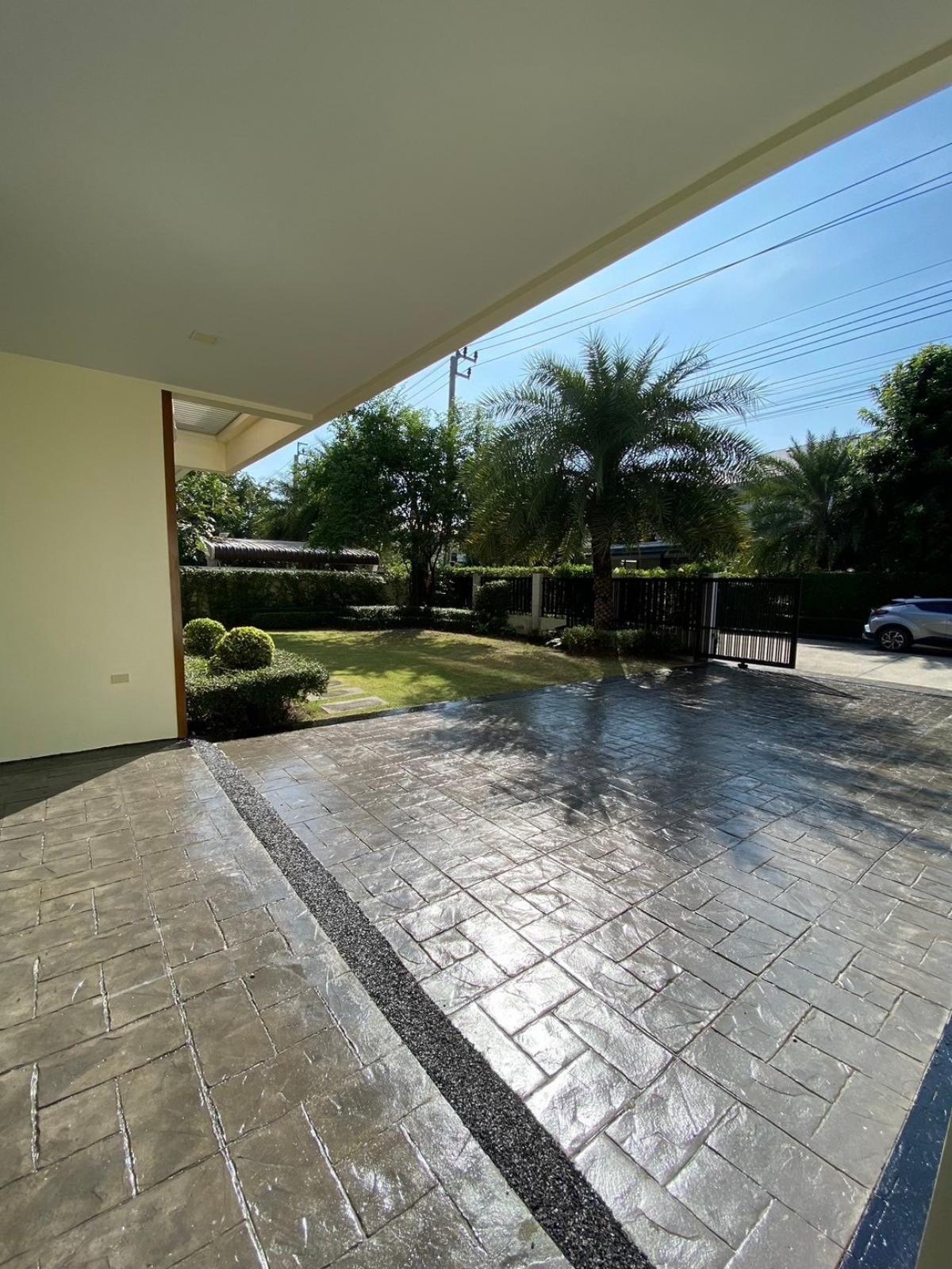 For RentHouseLadkrabang, Suwannaphum Airport : Luxury house, 4 bedrooms, with a spacious area of 246 sq m, Sukhumvit 77 area. Rent or buy near BTS On Nut, starting at only 165,000 baht/month.