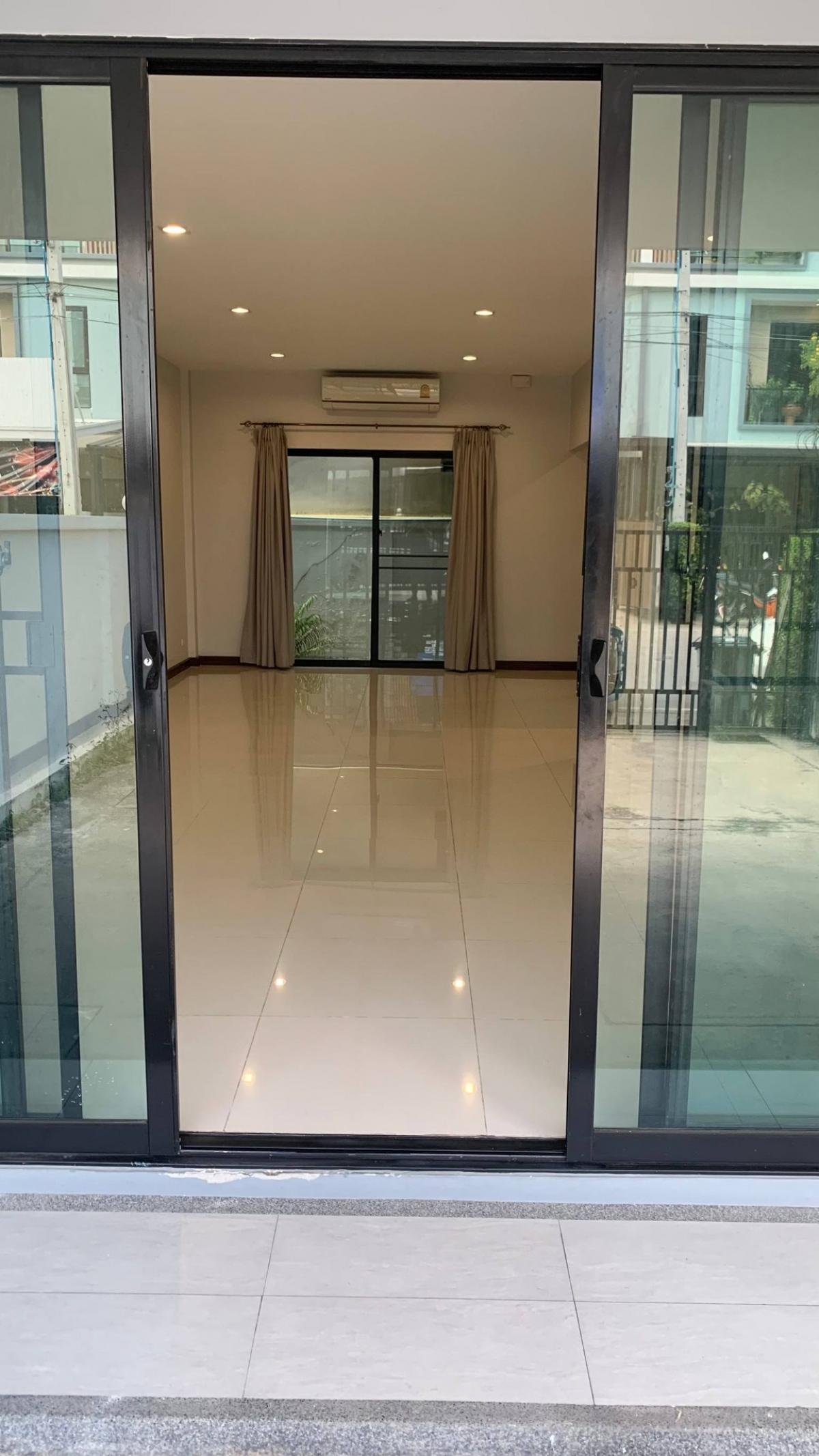 For SaleTownhomeBangna, Bearing, Lasalle : 3-story home office in the heart of Bangna Can rent or buy, next to the main road, easy to get in and out!