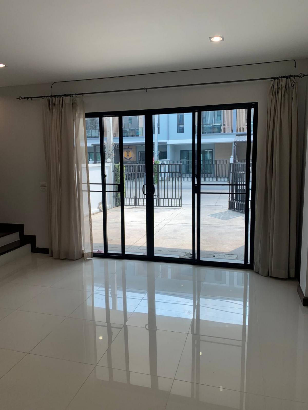 For SaleTownhomeBangna, Bearing, Lasalle : 3-story home office in the heart of Bangna Can rent or buy, next to the main road, easy to get in and out!