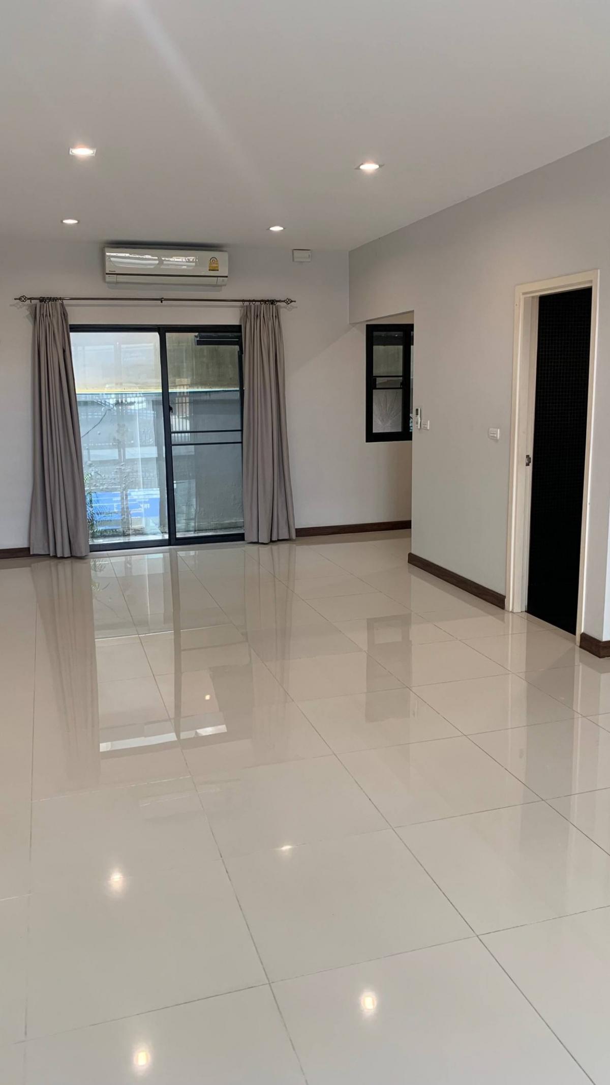 For SaleTownhomeBangna, Bearing, Lasalle : 3-story home office in the heart of Bangna Can rent or buy, next to the main road, easy to get in and out!