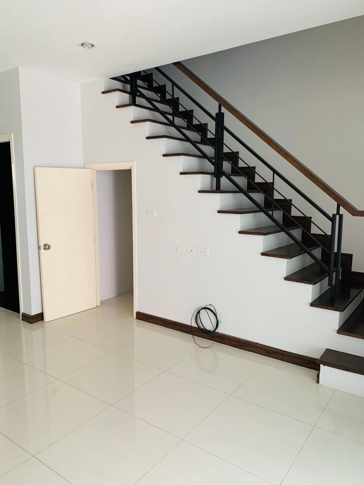 For SaleTownhomeBangna, Bearing, Lasalle : 3-story home office in the heart of Bangna Can rent or buy, next to the main road, easy to get in and out!