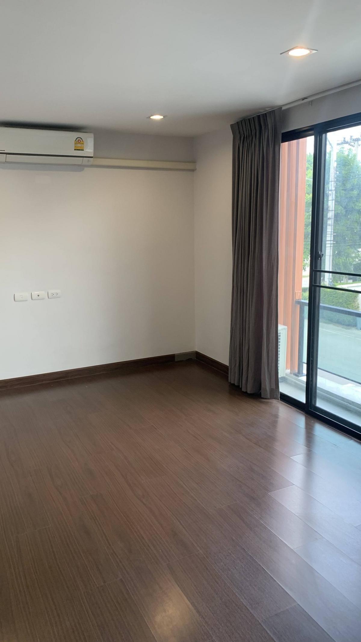 For SaleTownhomeBangna, Bearing, Lasalle : 3-story home office in the heart of Bangna Can rent or buy, next to the main road, easy to get in and out!