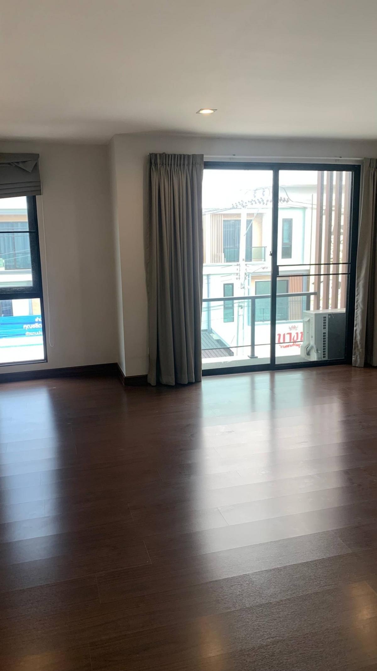 For SaleTownhomeBangna, Bearing, Lasalle : 3-story home office in the heart of Bangna Can rent or buy, next to the main road, easy to get in and out!