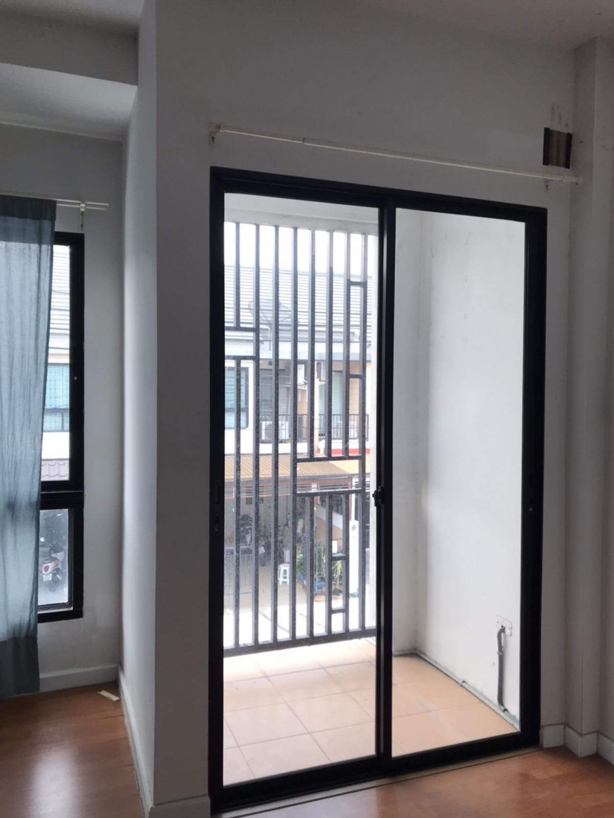 For SaleTownhomeLadkrabang, Suwannaphum Airport : Beautiful house, 3 bedrooms, in the heart of On Nut-Udomsuk, only 4 million. Cheap rent 22,000 baht/month, ready to move in immediately!