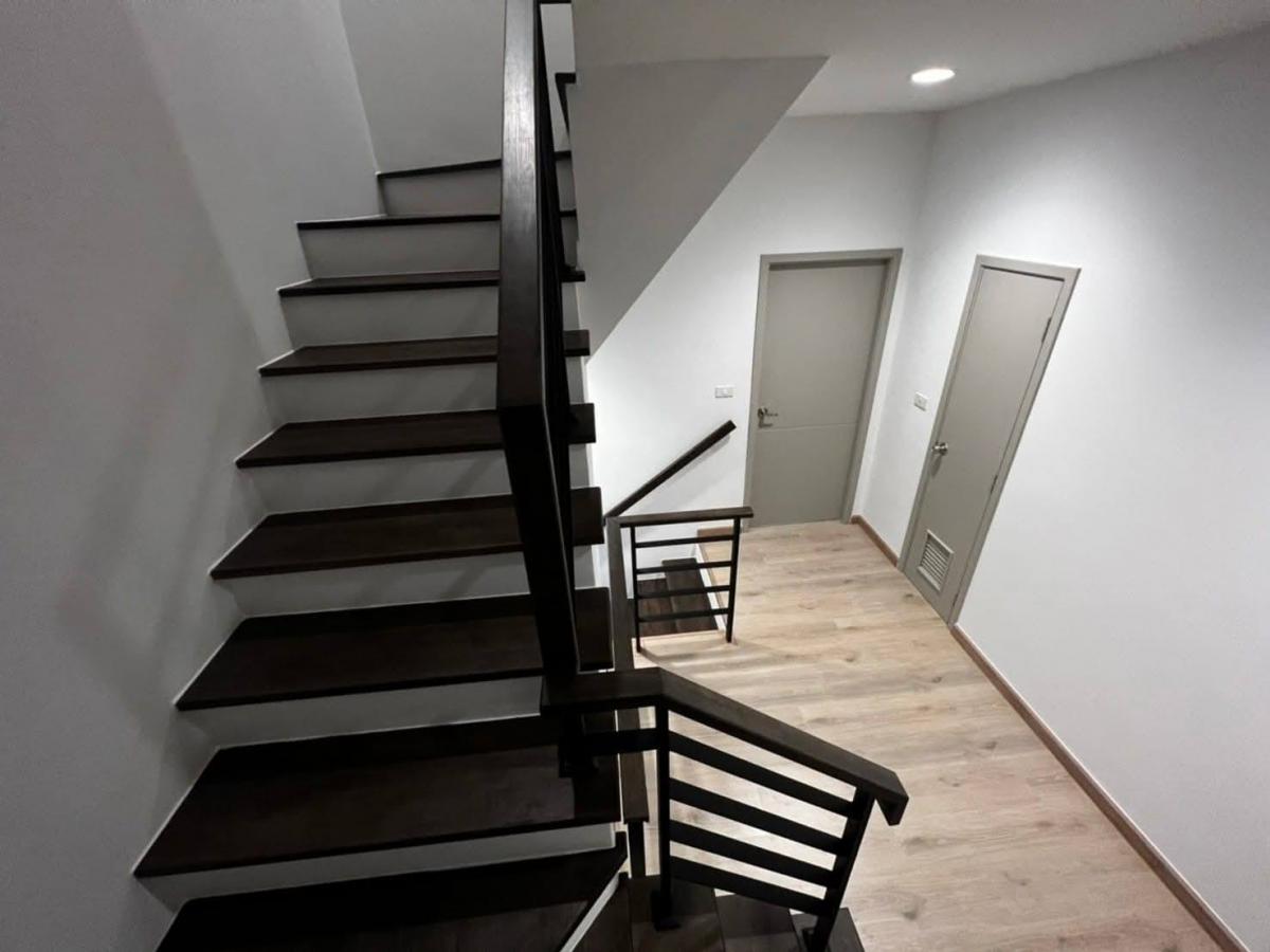 ให้เช่าทาวน์โฮมนวมินทร์ รามอินทรา : 28/02/2026, บ้านเดี่ยว 4 ห้องนอน 3 ห้องน้ำ พร้อมพื้นที่กว้าง 170 ตร.ม. ใจกลางรามอินทรา เช่าพร้อมเข้าอยู่ แค่ 45,000 บาท/เดือน ที่ Premium Place Phaholyothin-Ramintra