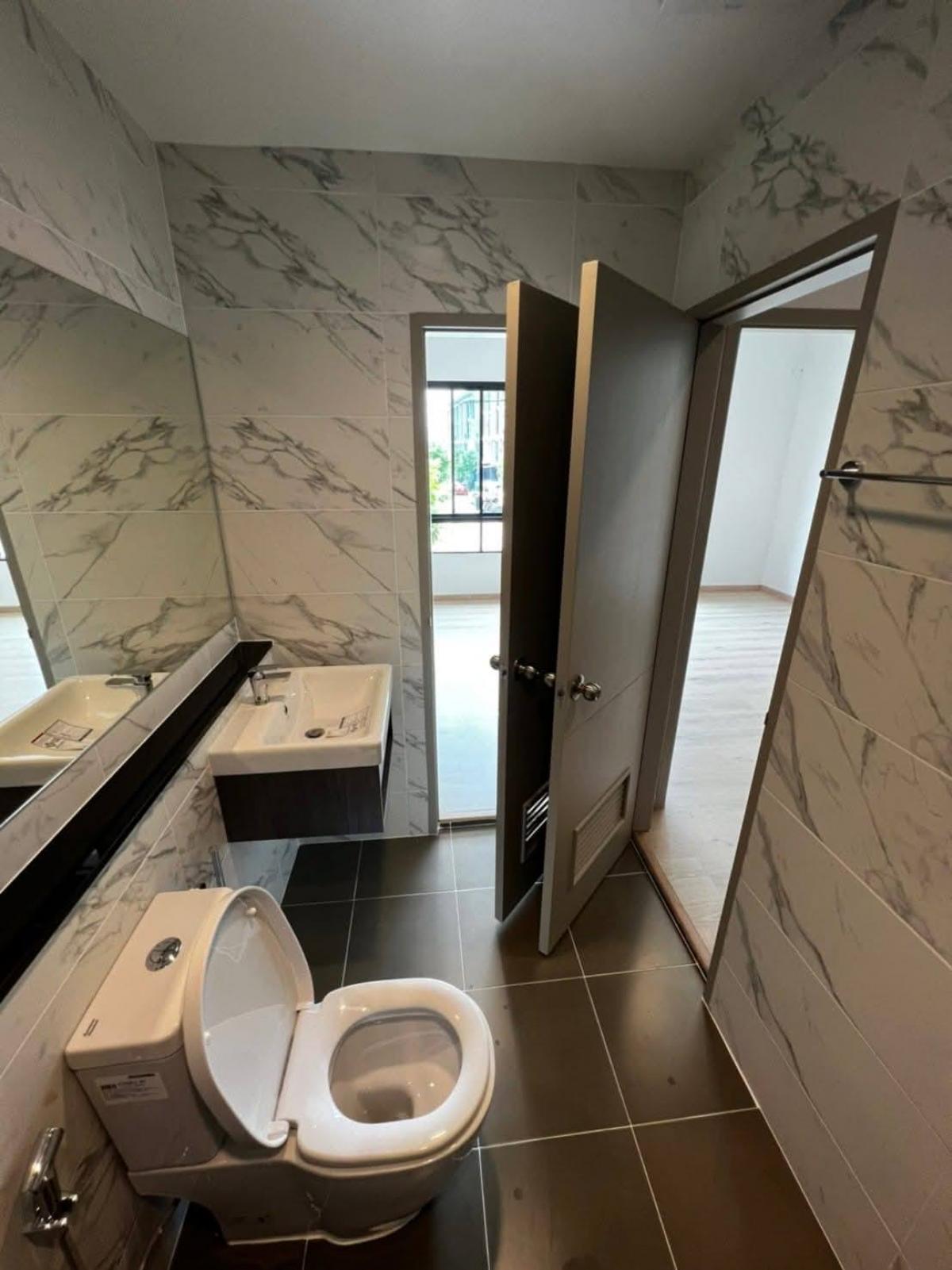 ให้เช่าทาวน์โฮมนวมินทร์ รามอินทรา : 28/02/2026, บ้านเดี่ยว 4 ห้องนอน 3 ห้องน้ำ พร้อมพื้นที่กว้าง 170 ตร.ม. ใจกลางรามอินทรา เช่าพร้อมเข้าอยู่ แค่ 45,000 บาท/เดือน ที่ Premium Place Phaholyothin-Ramintra