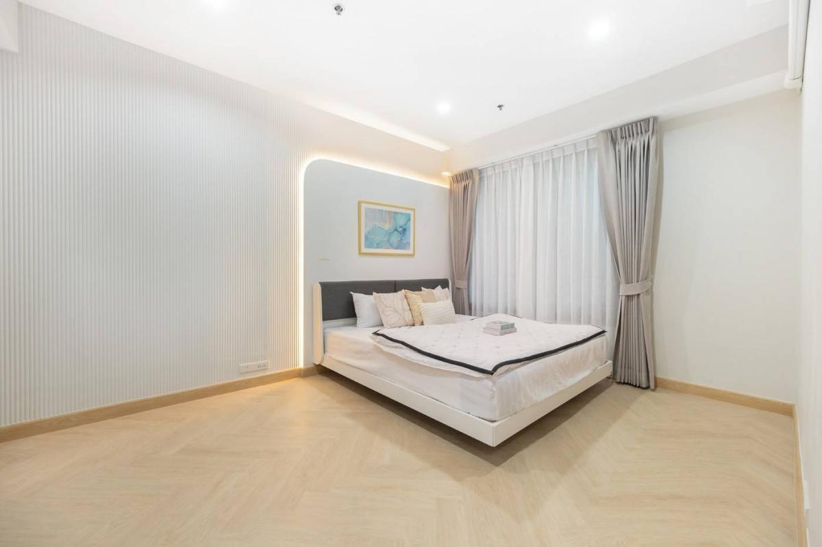 For SaleCondoWongwianyai, Charoennakor : 24/03/2026, Luxury condo with 2 bedrooms in the heart of the city, next to BTS Krung ThonburiBaan Chaopraya, priced at 6 million, with full amenities! 0642748883