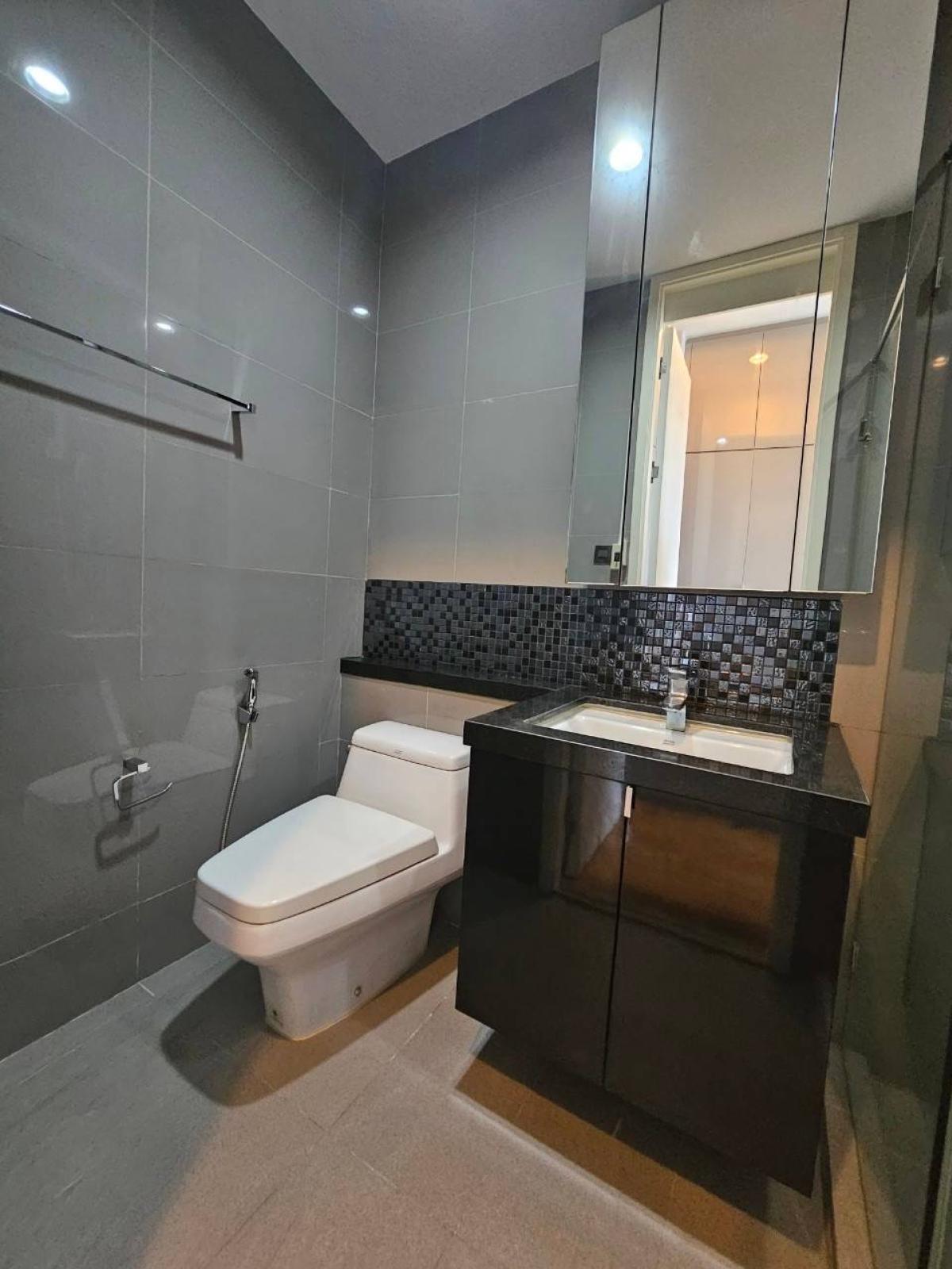 For RentCondoLadprao, Central Ladprao : 03/04/2026, Beautiful 1-bedroom condo in the heart of Lat Phrao, close to BTS/MRT
with a swimming pool and fitness center, at a great price of 25,000 baht/month! 0642748883
