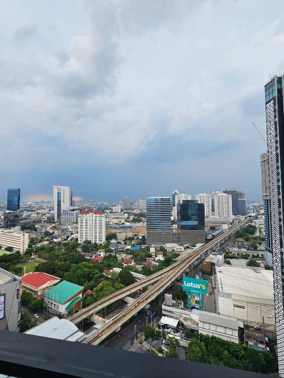 For RentCondoLadprao, Central Ladprao : 03/04/2026, Beautiful 1-bedroom condo in the heart of Lat Phrao, close to BTS/MRT
with a swimming pool and fitness center, at a great price of 25,000 baht/month! 0642748883