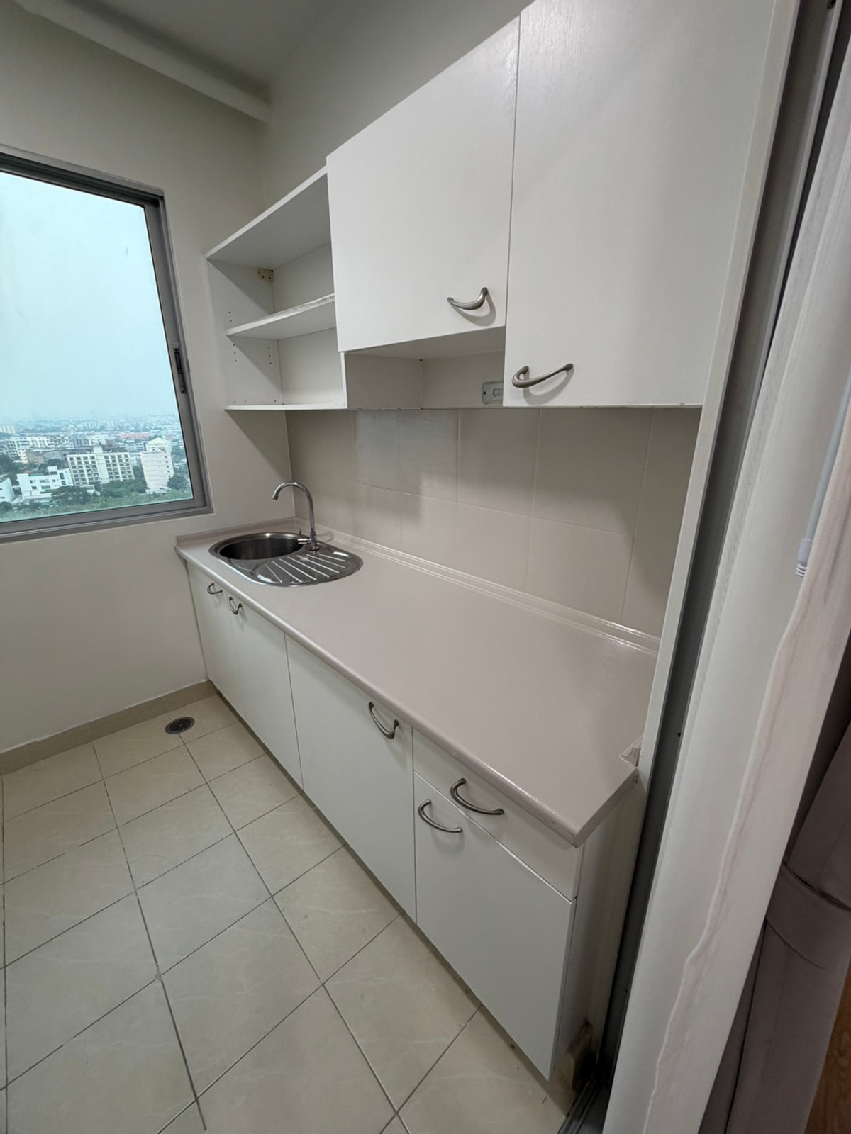 For SaleCondoPattanakan, Srinakarin : Condo for sale Supalai Park Srinakarin, beautiful room, newly decorated. Every piece of new furniture Ready to move in Next to the skytrain