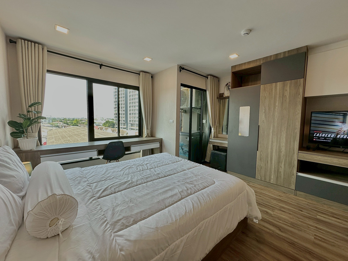 For RentCondoPinklao, Charansanitwong : Condo in Yaek Fai Chai area, quiet and peaceful, close to the MRT.