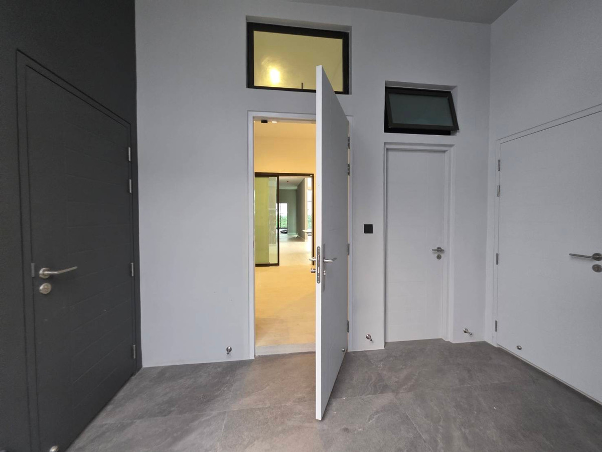 ขายบ้านพัฒนาการ ศรีนครินทร์ : Connoisseur Pattanakarn 32: 137.80 sqwah  952sqm. 6bed 7bath Fully Fitted 110,000,000 Am: 0656199198