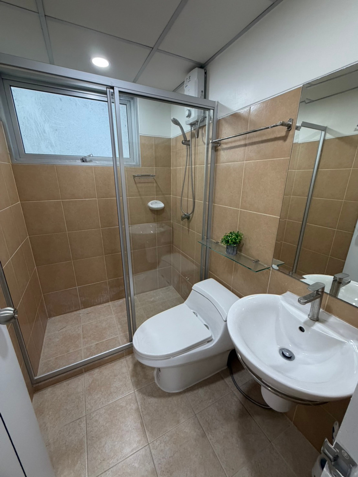 For SaleCondoPattanakan, Srinakarin : Condo for sale Supalai Park Srinakarin, beautiful room, newly decorated. Every piece of new furniture Ready to move in Next to the skytrain