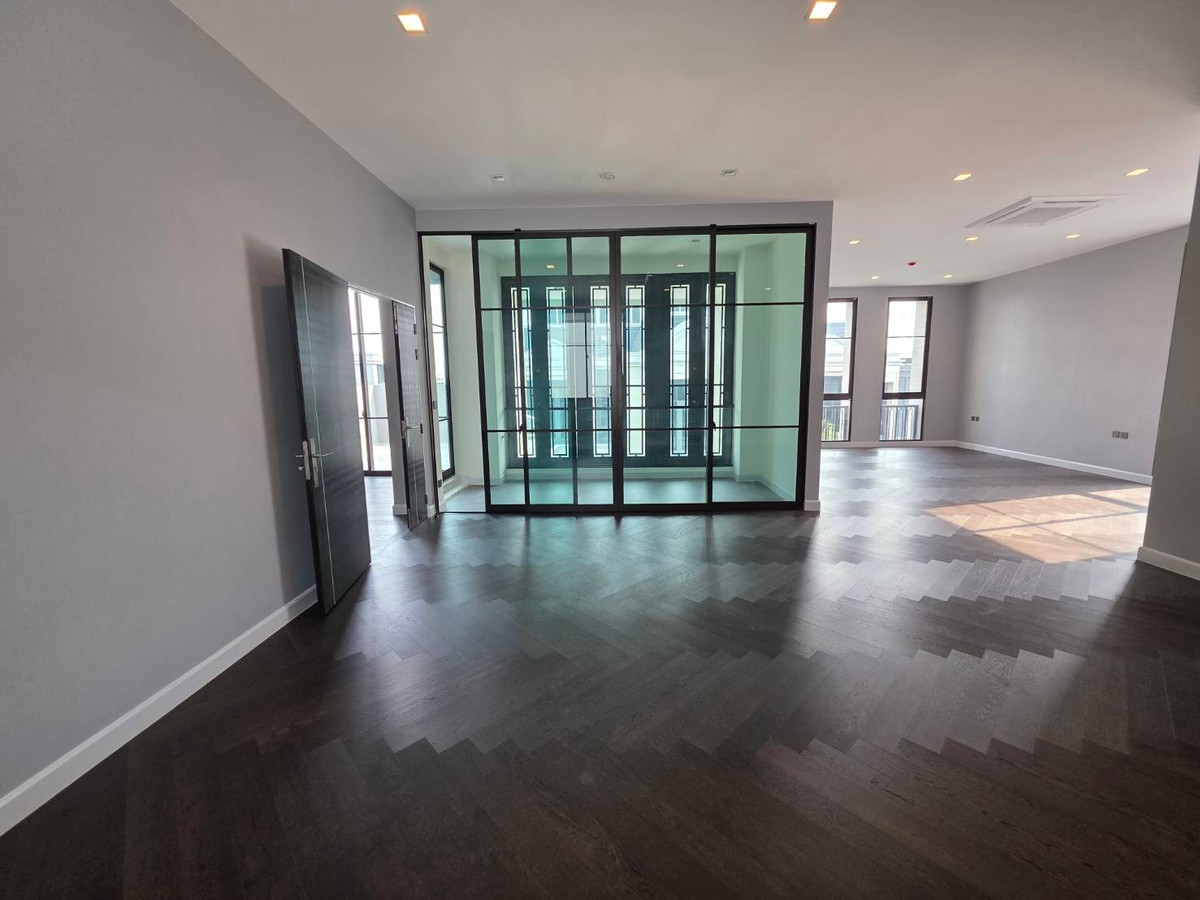 ขายบ้านพัฒนาการ ศรีนครินทร์ : Connoisseur Pattanakarn 32: 137.80 sqwah  952sqm. 6bed 7bath Fully Fitted 110,000,000 Am: 0656199198