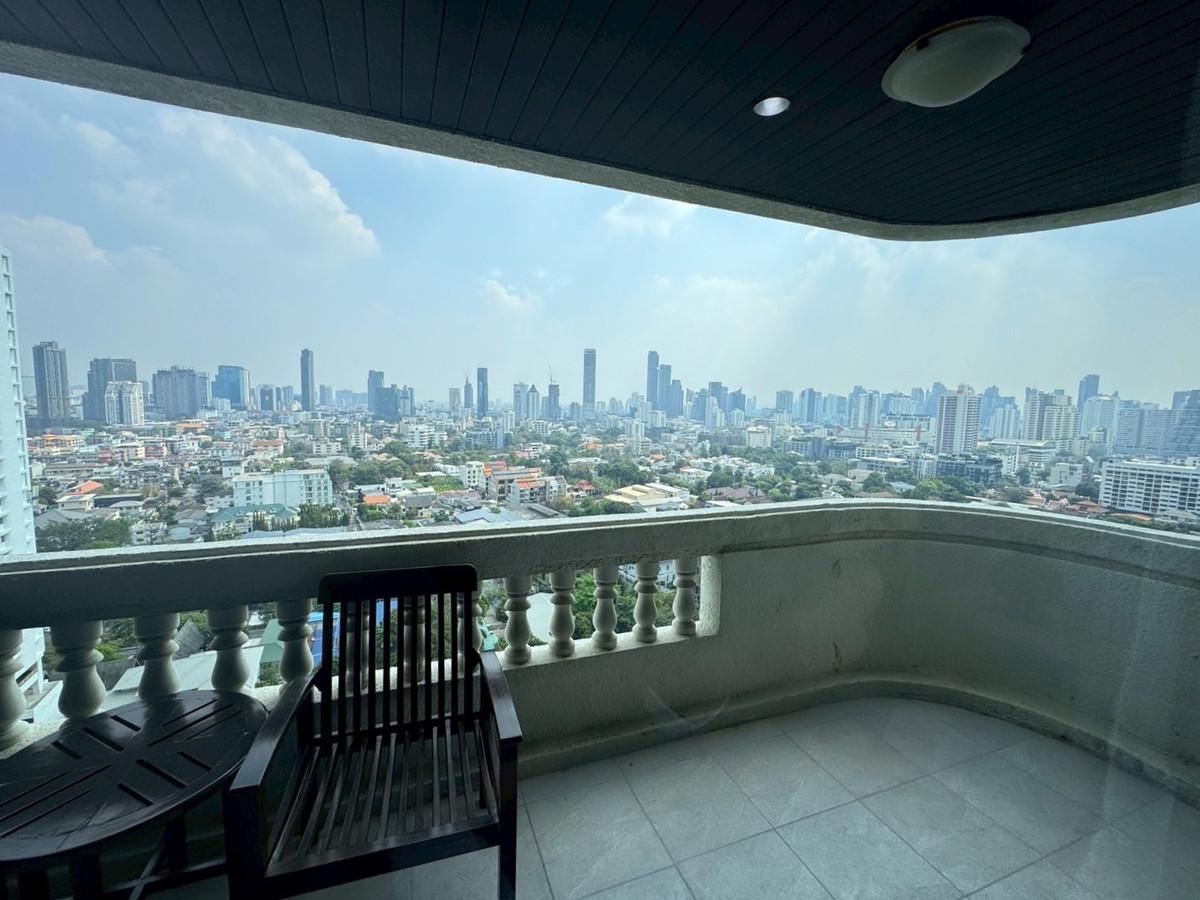 For RentSukhumvit, Asoke, Thonglor : Large Newly Renovated Apartment with Wide Balcony & Beautiful View – Phrom Phong  ** NO CO-AGENT **